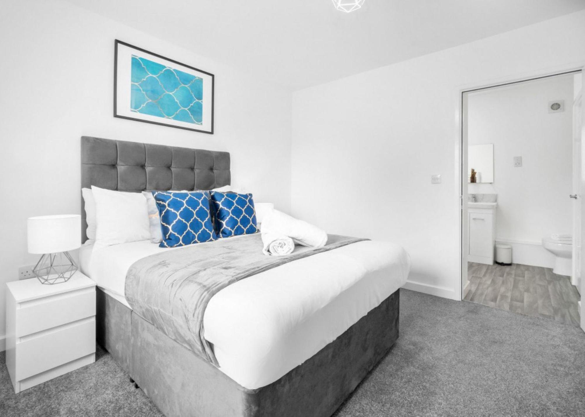 New 2 Bedroom Deluxe Apartment - Parking - Wifi & Netflix - Top Rated - 50C Cradley Heath Экстерьер фото